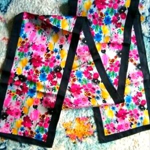 NWT Thirty One Watercooler Ditzy Floral Scarf